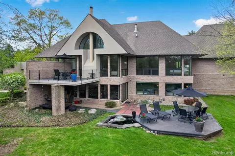 5044 Christy Ct, Troy, MI 48098