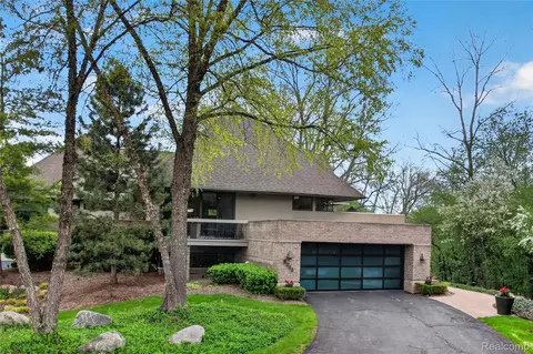 5044 Christy Ct, Troy, MI 48098