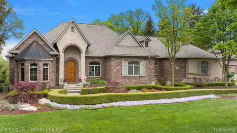 1181 Iroquois Trl, Oxford, MI 48371