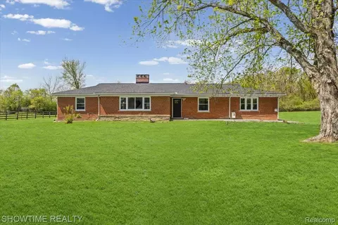 25275 Ormond Dr, Southfield, MI 48033
