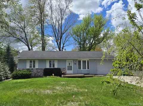 1855 Luneta Ct, Commerce, MI 48382