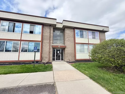 3911 Fort St #211B, Trenton, MI 48183