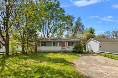 2795 Woodbury St, Commerce, MI 48390