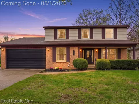 5332 Orchard Crest Dr, Troy, MI 48085