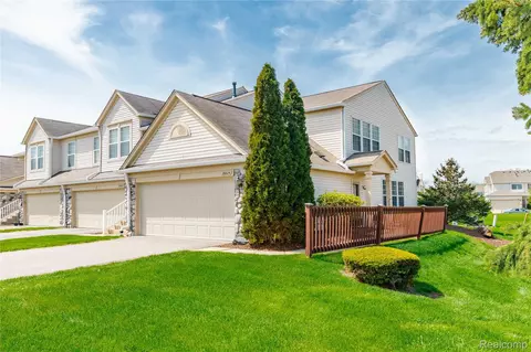 26624 Kirkway Cir, Woodhaven, MI 48183