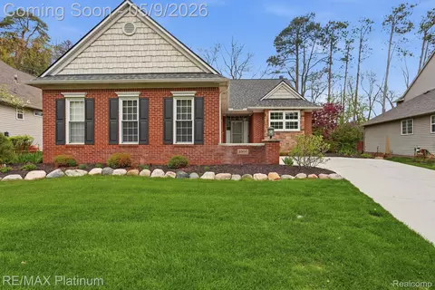2508 Signature Dr, Pinckney, MI 48169