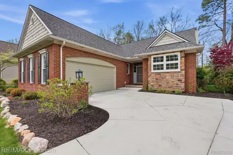 2508 Signature Dr, Pinckney, MI 48169