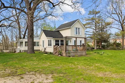 212 Brighton Lake Rd, Brighton, MI 48116