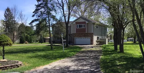28251 Wildwood Trl, Farmington Hills, MI 48336