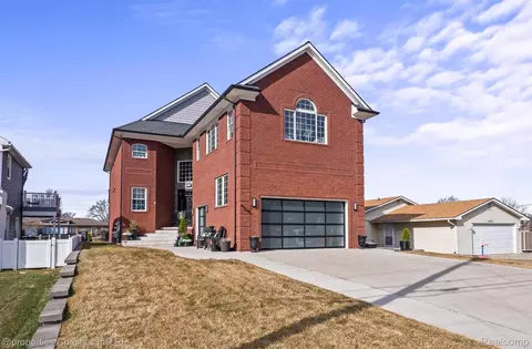 41245 Belvidere St, Harrison, MI 48045