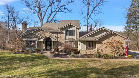 5160 Old Mill Rd, Oakland, MI 48306