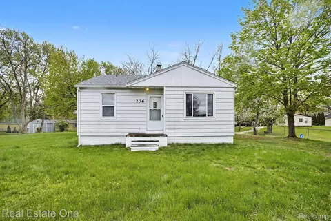 206 Steadfield St, Commerce, MI 48382