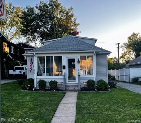 415 Taylor Ave, Rochester, MI 48307