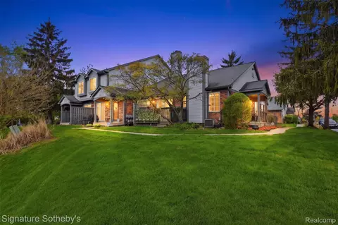 452 Nicolet St #6, Walled Lake, MI 48390