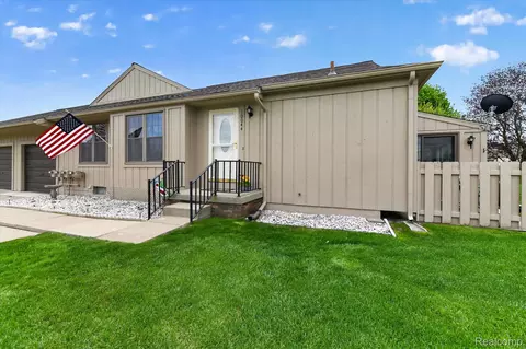 10044 Arlington Cir #145, Green Oak, MI 48178