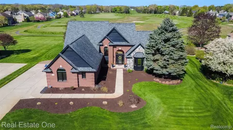 418 Gleneagles, Highland, MI 48357