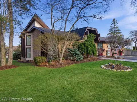 4749 Tara Ct, West Bloomfield, MI 48323