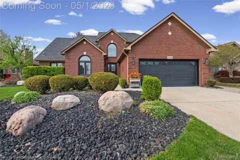 19985 Pine Cone Dr, Macomb, MI 48042
