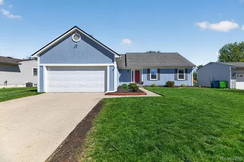 61350 Creekview Dr, South Lyon, MI 48178