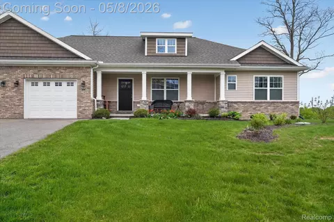 5847 Scenic Bluff Dr #28, Brighton, MI 48116