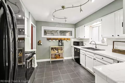 Kitchen - 207 Labian Dr, Flushing, MI 48433 photo 2 of 2