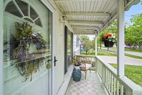 Exterior - 207 Labian Dr, Flushing, MI 48433 photo 2 of 8