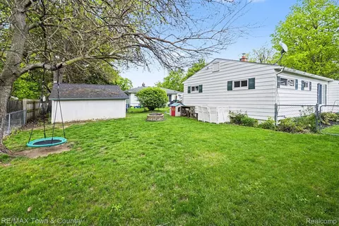 Exterior - 207 Labian Dr, Flushing, MI 48433 photo 4 of 8