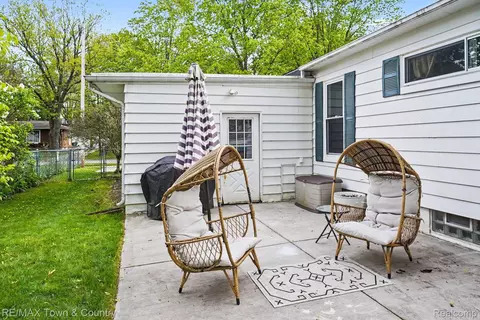 Exterior - 207 Labian Dr, Flushing, MI 48433 photo 7 of 8