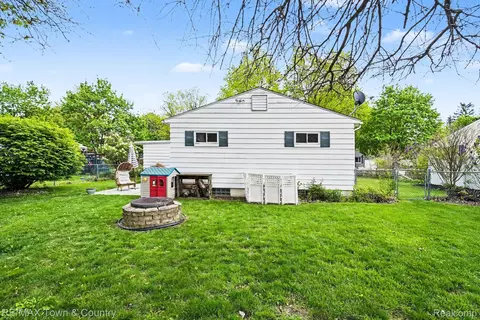 Exterior - 207 Labian Dr, Flushing, MI 48433 photo 3 of 8