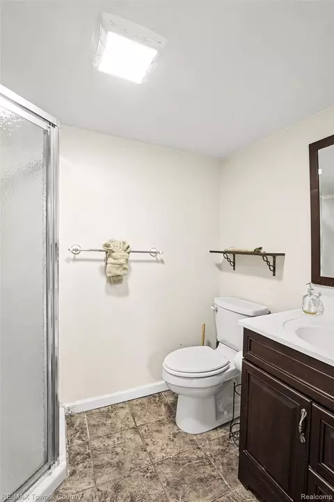 Bath - 207 Labian Dr, Flushing, MI 48433 photo 2 of 2
