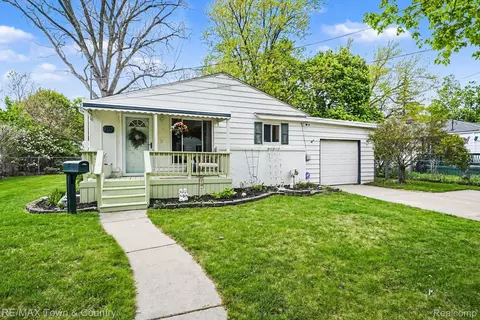 207 Labian Dr, Flushing, MI 48433