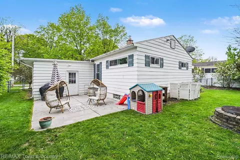 Exterior - 207 Labian Dr, Flushing, MI 48433 photo 6 of 8