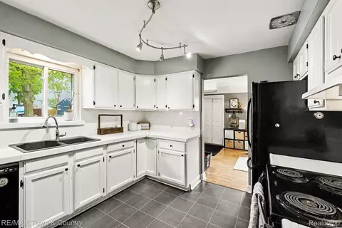 Kitchen - 207 Labian Dr, Flushing, MI 48433 photo 1 of 2
