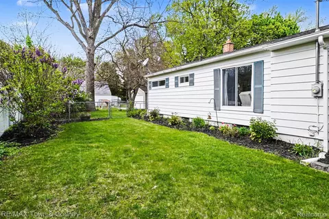Exterior - 207 Labian Dr, Flushing, MI 48433 photo 5 of 8