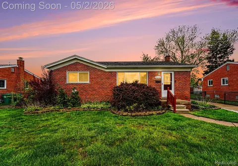 32533 Cambridge St, Garden City, MI 48135
