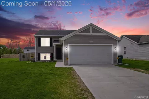 202 Creek Pointe Cir, Durand, MI 48429