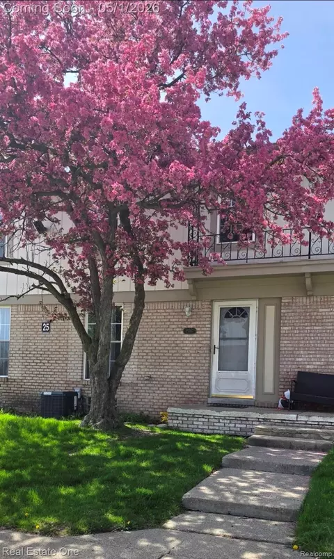 35367 Tall Oaks Dr, Sterling Heights, MI 48312