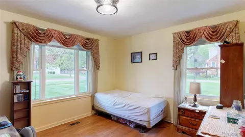 Bedroom - 225 E Park Ave, Flushing, MI 48433 photo 4 of 4