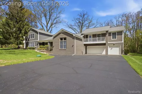 26296 Franklin Ct, Franklin, MI 48025