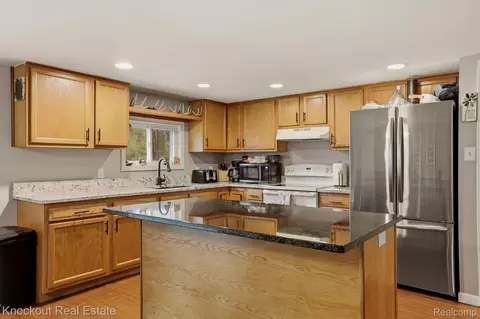 Kitchen - 7261 Hess Rd, Vassar, MI 48746 photo 2 of 4