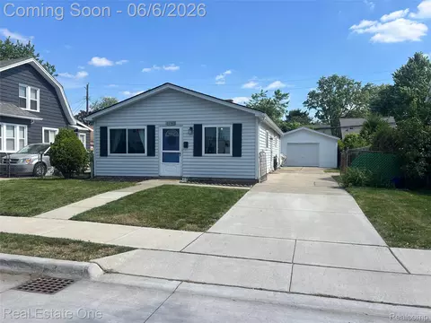 22505 Hanson Ct, Saint Clair Shores, MI 48080