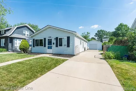 22505 Hanson Ct, Saint Clair Shores, MI 48080