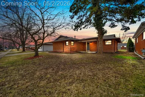 23030 Edgewater St, Saint Clair Shores, MI 48082