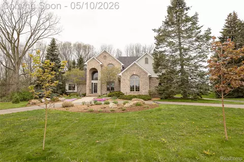 30425 Ridge Ct, Lyon, MI 48165