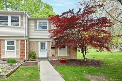 1562 Brentwood Dr, Troy, MI 48098
