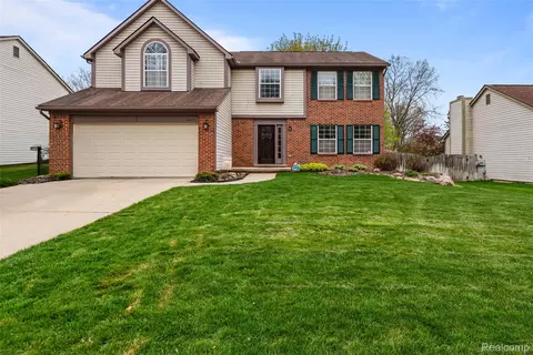 4325 Heatherstone Dr, Waterford, MI 48329