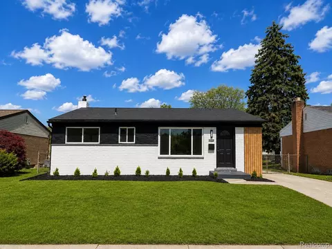 33328 Cheryl St, Clinton Township, MI 48035