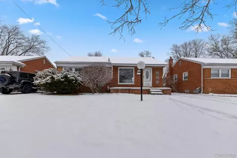 6690 Deering St, Garden City, MI 48135