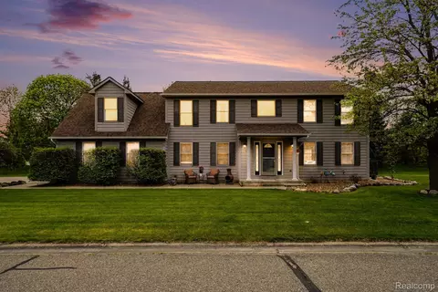 9270 Anacapa Bay Dr, Pinckney, MI 48169