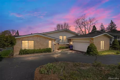 3036 Shawnee Ln, Waterford, MI 48329
